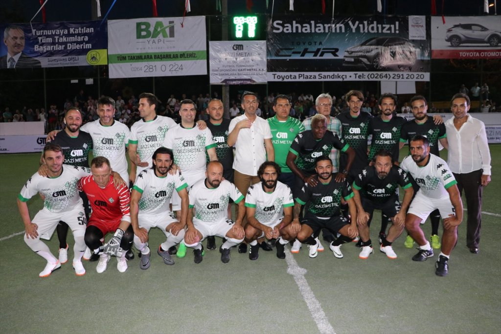 Eski futbolcular, Sakarya'da gösteri maçı yaptı