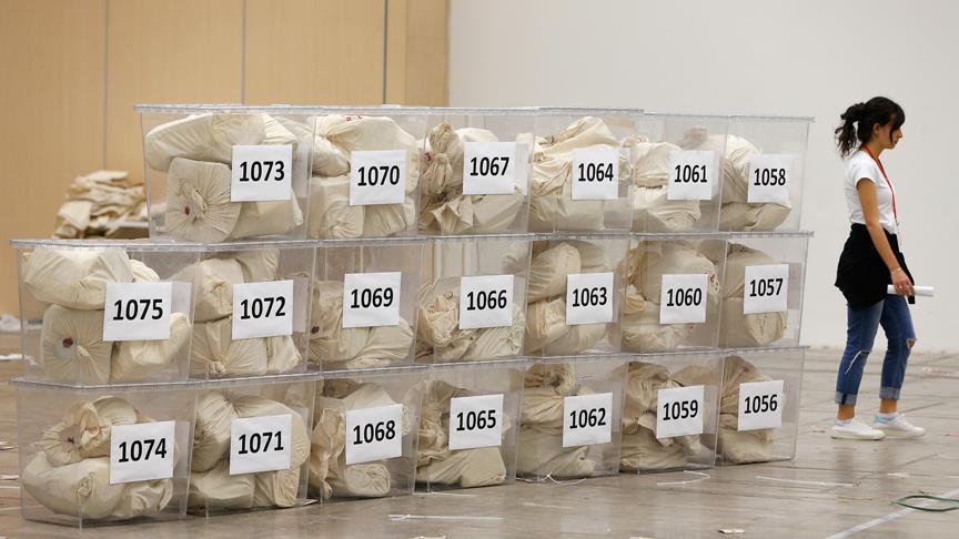 Yurt dışından gelen oy çuvalları tasnif edildi