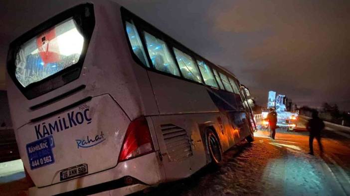 Diyarbakır'da yolcu otobüsü refüje çarptı, 13 kişi yaralandı