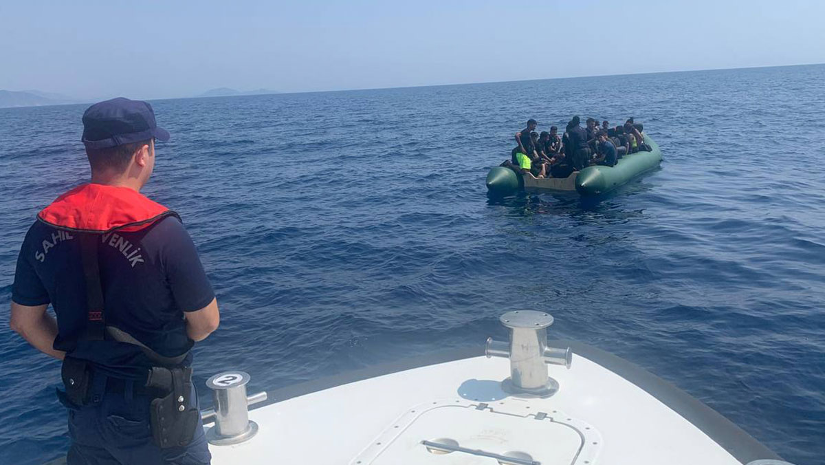 İzmir'de onlarca kaçak göçmen yakalandı