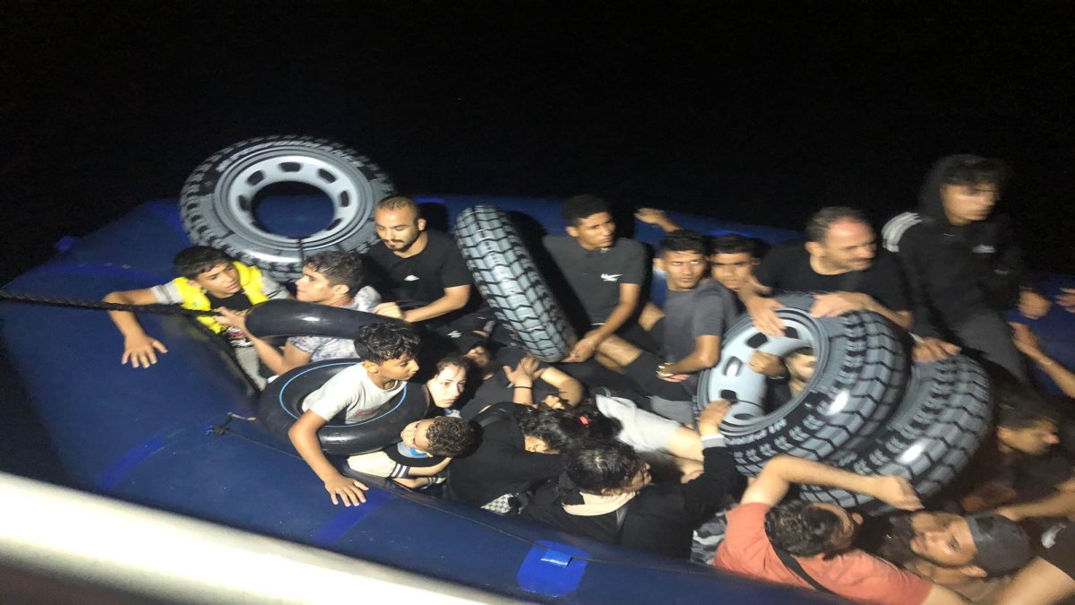 Sahil Güvenlik ekipleri 49 kaçak göçmeni yakaladı