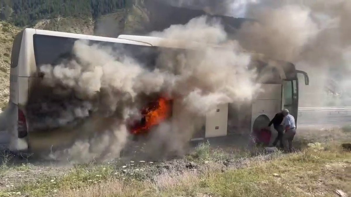 Erzurum'da yolcu otobüsü alev alev yandı