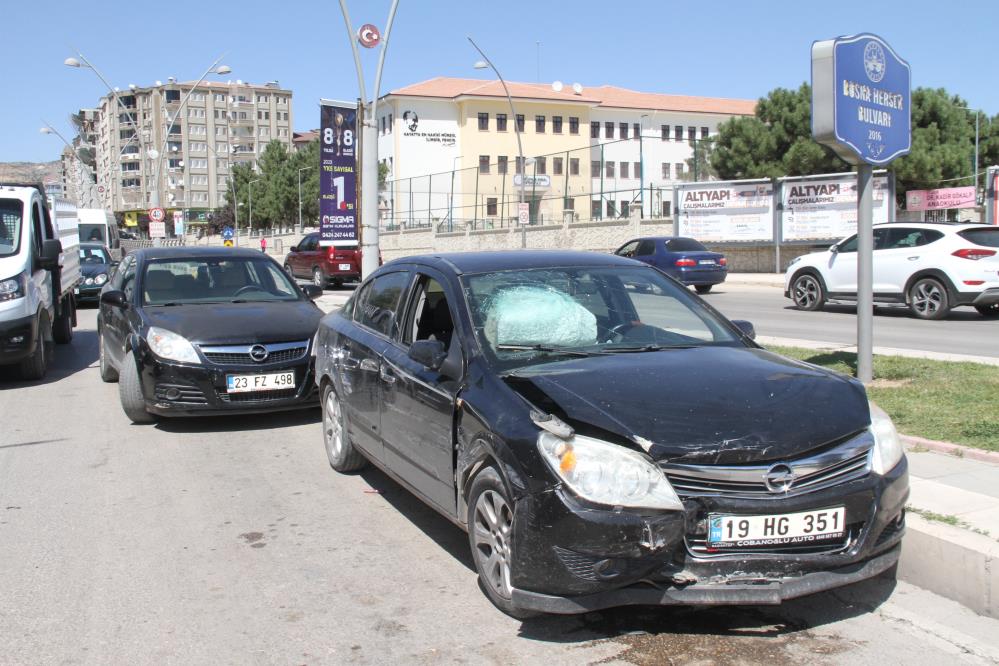 Elazığ’da zincirleme trafik kazası: O anlar kamerada