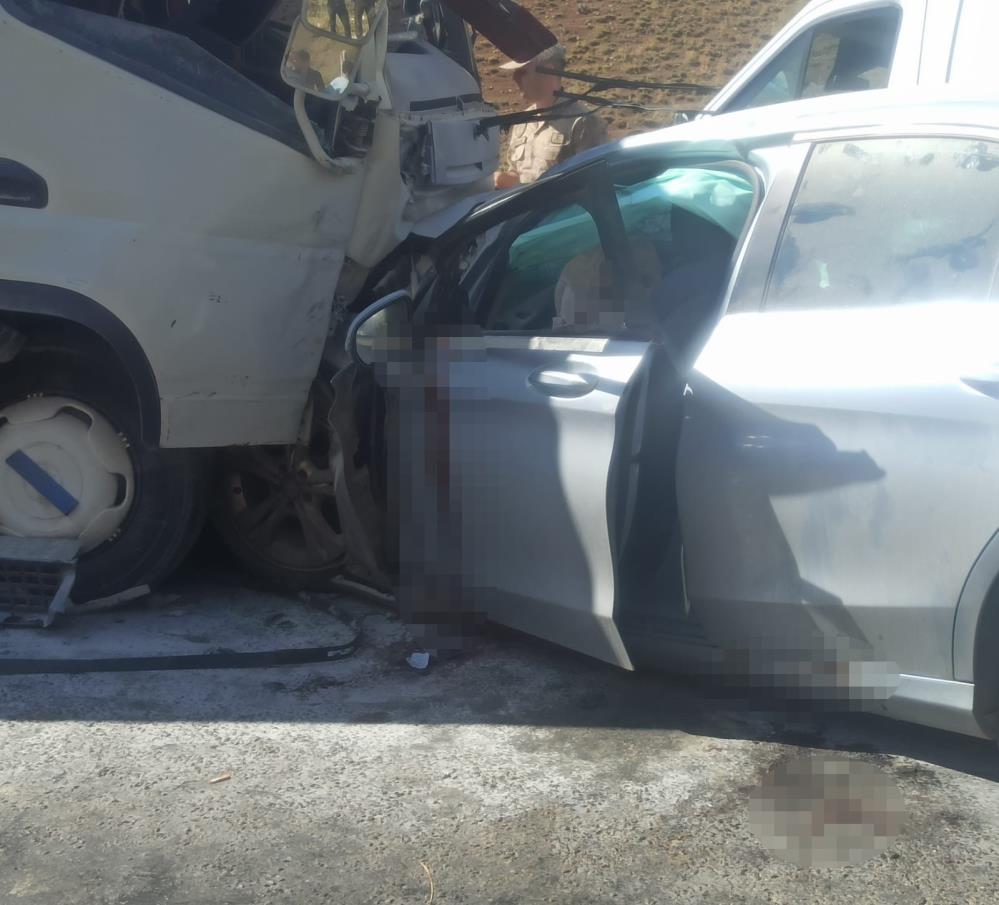 Otomobille kamyonet çarpıştı: 2 ölü, 2 yaralı