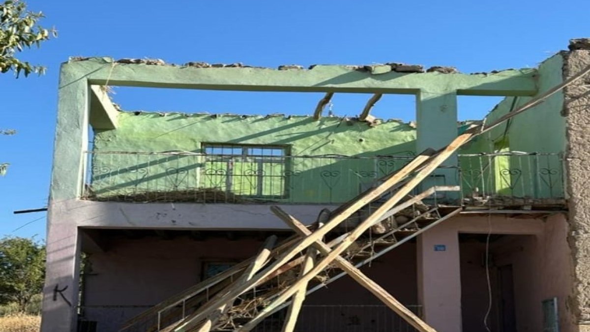 2 katlı binanın yıkımı sırasında balkon çöktü: 2 işçi yaralandı