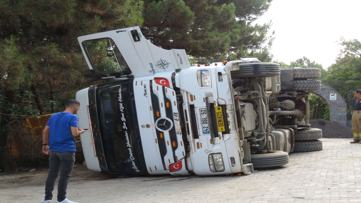 Maltepe'de hafriyat kamyonu devrildi: 2 yaralı
