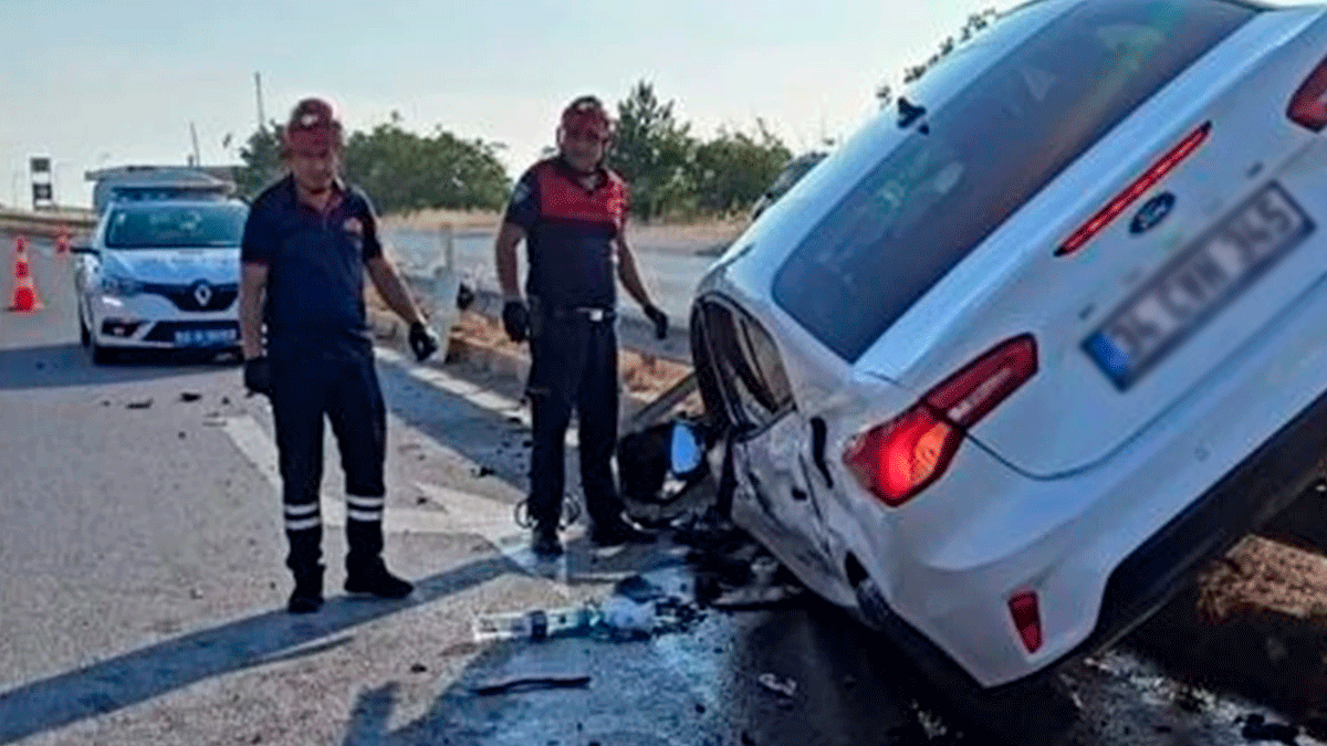 Kontrolü kaybeden otomobil refüje çarptı: 5 yaralı