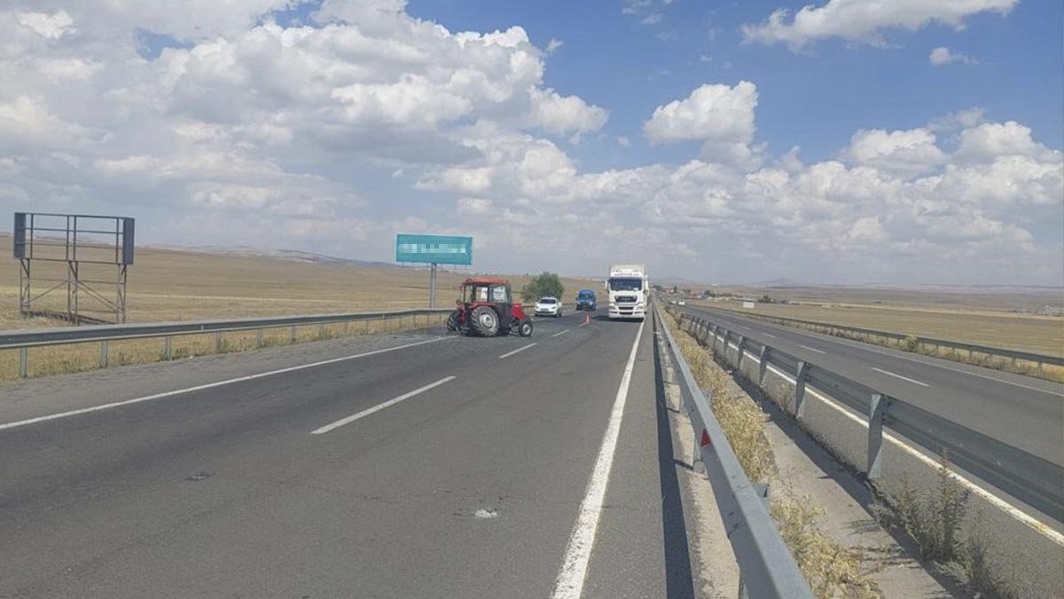 Kars’ta yolcu otobüsü traktöre çarptı. Kazada 2 traktörde bulunan 2 kişi yaralandı.