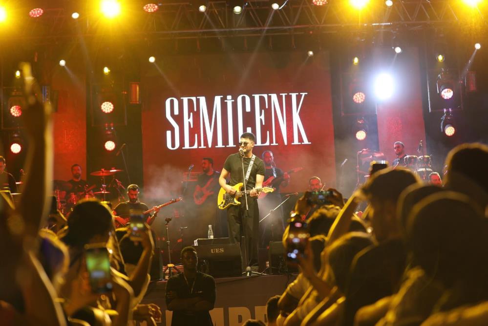 Semicenk Manisa'da sahne aldı