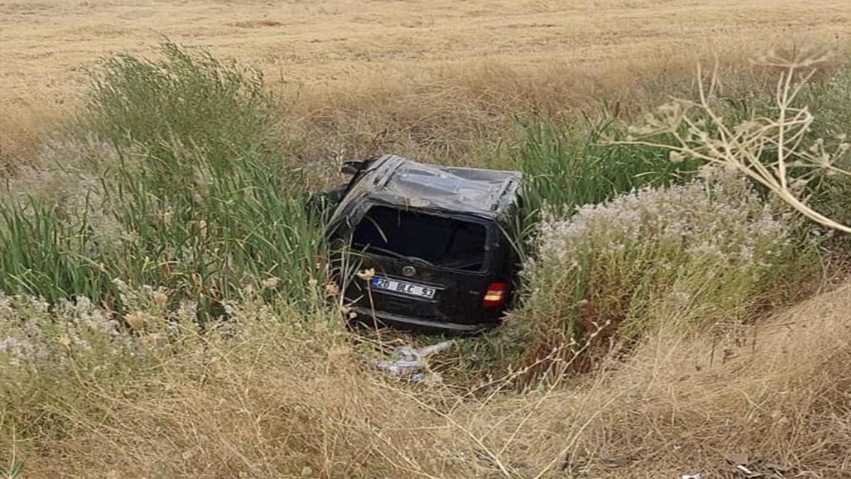 Konya’da hafif ticari araç takla attı