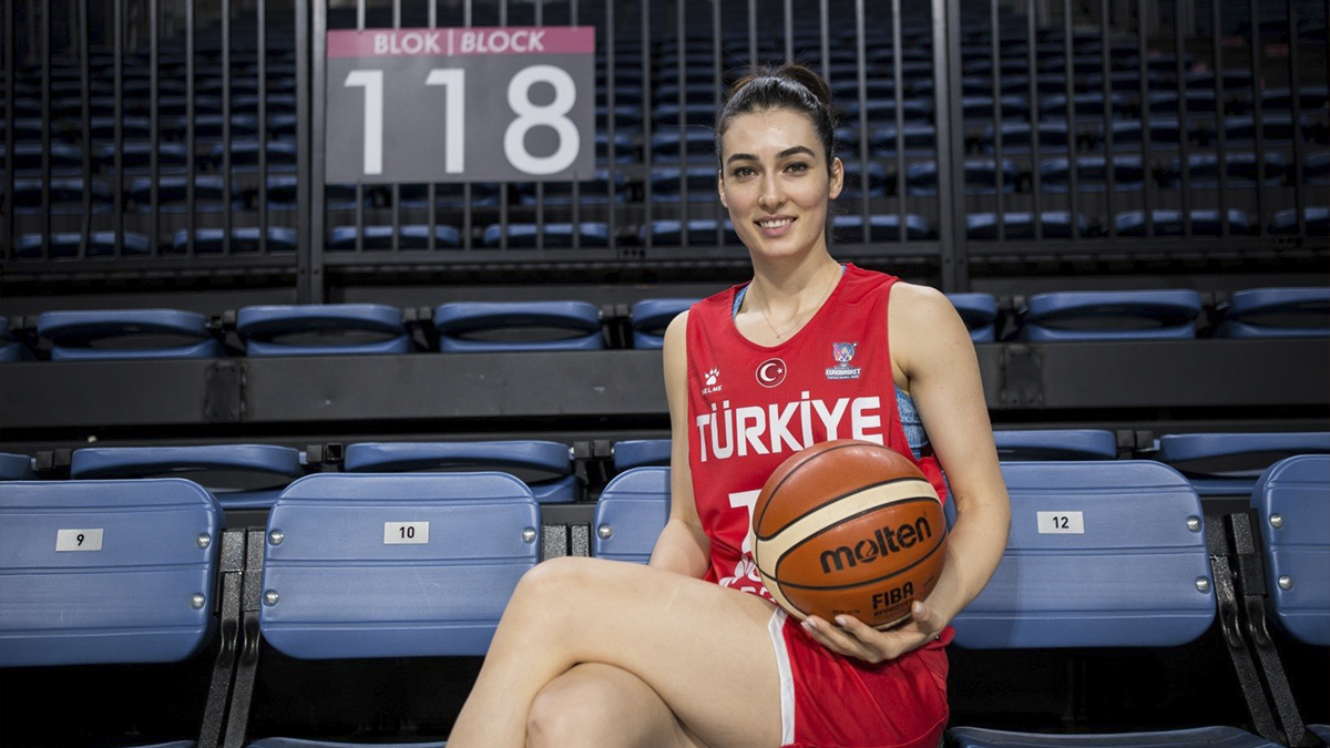 Milli basketbolcu Tuğçe Canıtez, kariyerini noktaladığını açıkladı