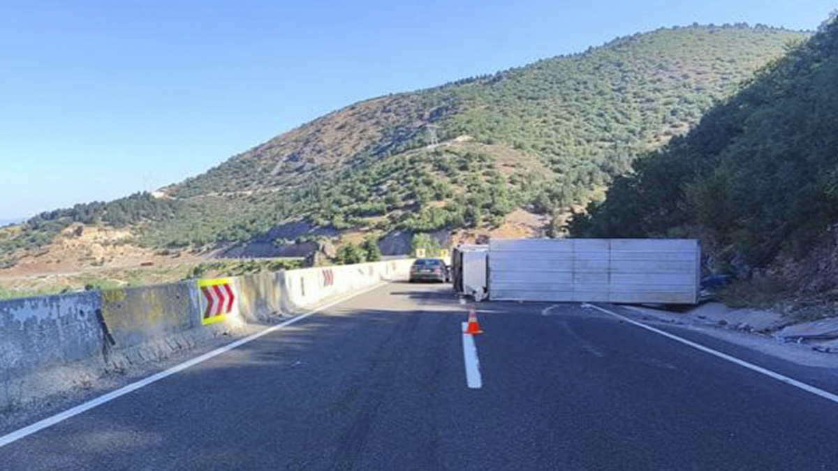 Nakliye kamyonu yan yattı