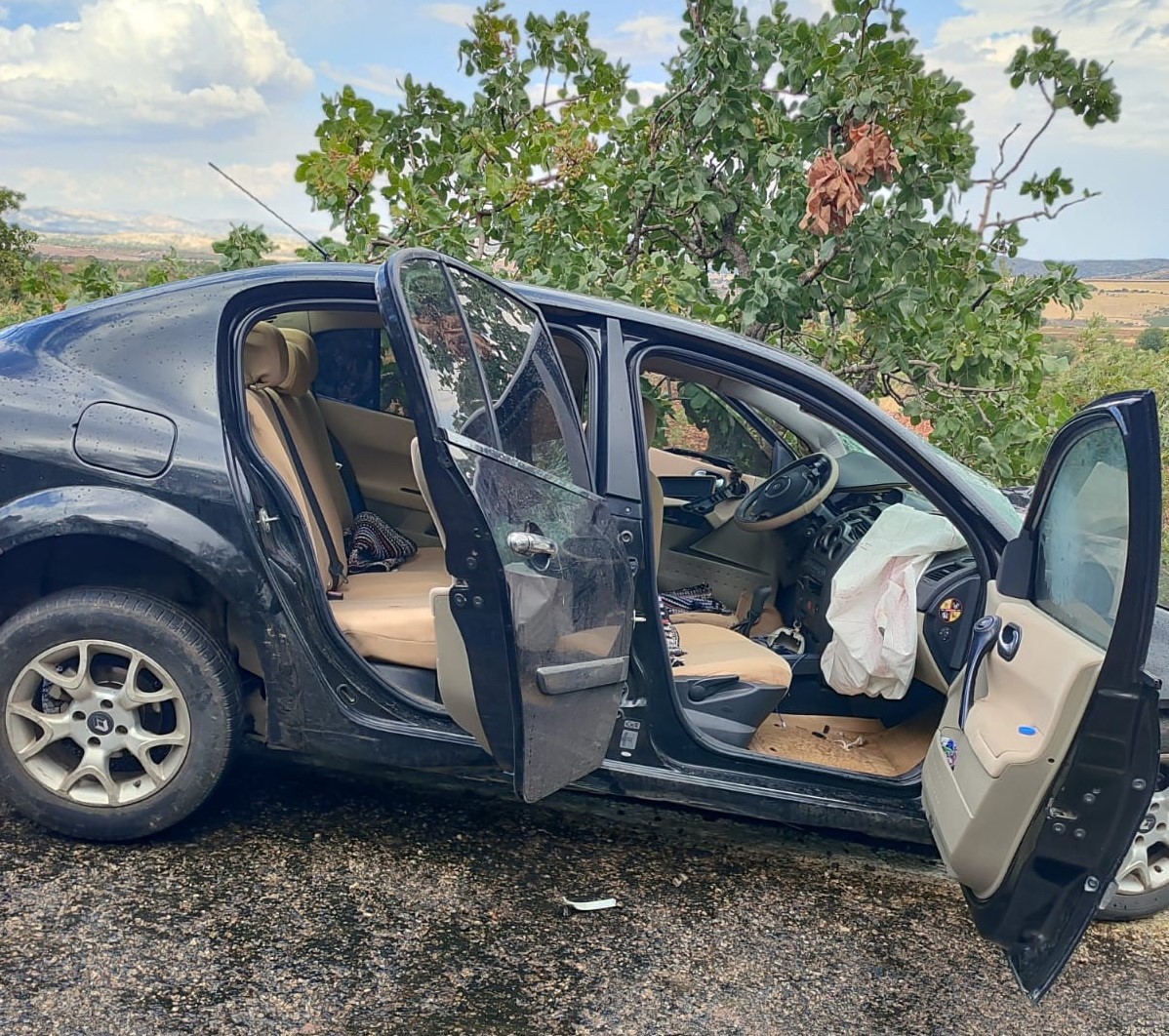 Adıyaman'da iki otomobil kafa kafaya çarpıştı
