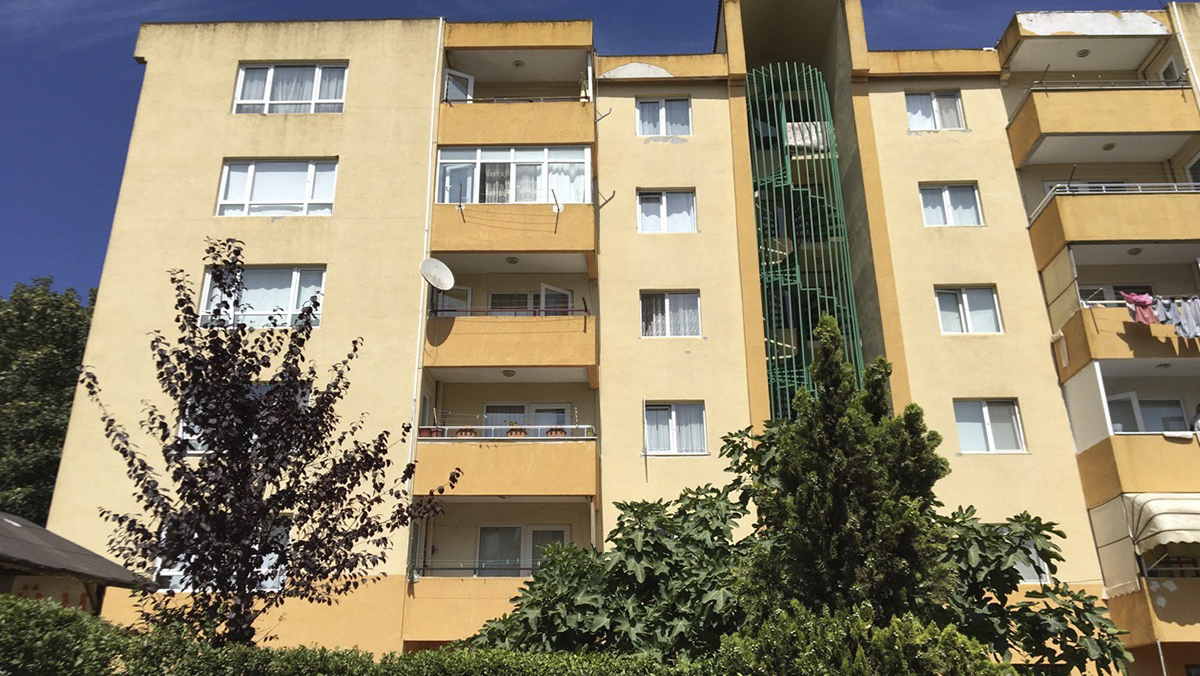 3 yaşındaki çocuk 5'inci kattan düştü