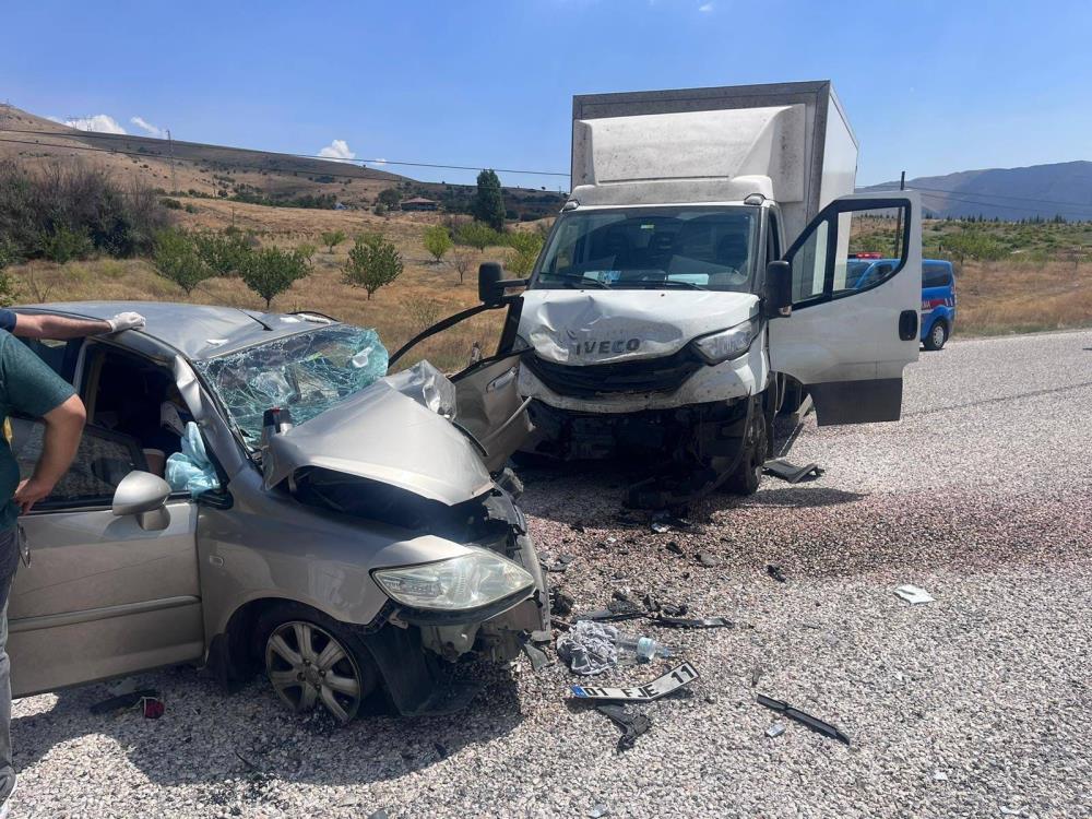 Nakliye kamyonu ile otomobil çarpıştı: 4 yaralı
