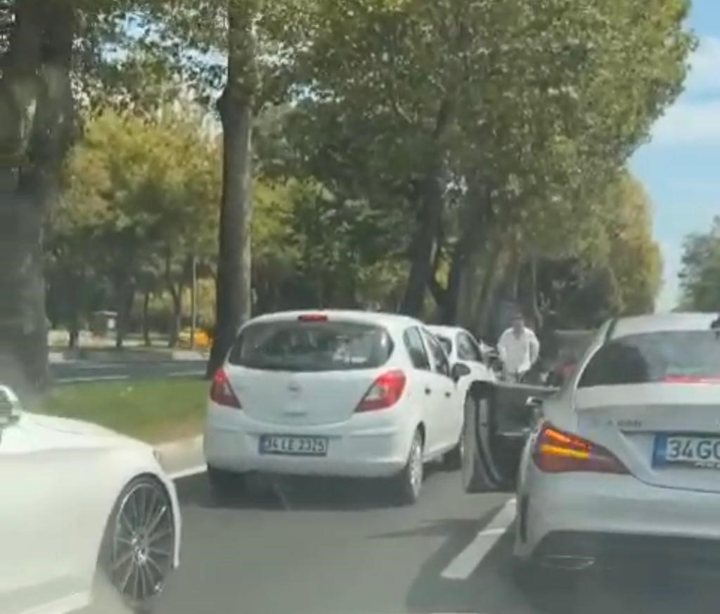 Düğün konvoyuna tepki gösteren sürücüyü dövdüler