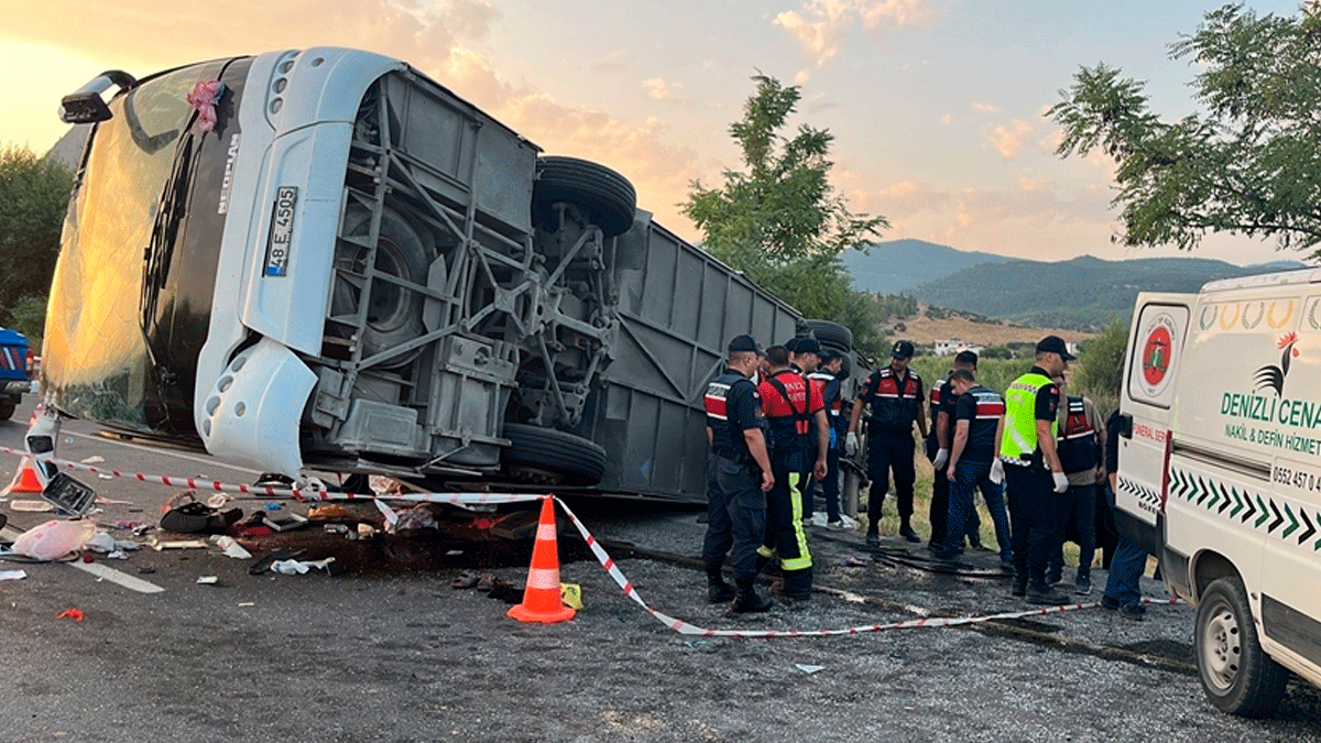 Kum yüklü kamyon otobüse çarptı: 6 ölü