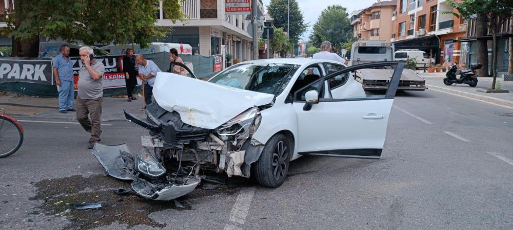 İki otomobil çarpıştı: 2 yaralı