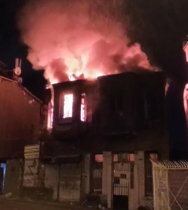 Beyoğlu'nda 2 katlı metruk bina alev alev yandı