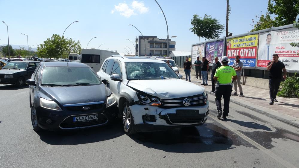 Malatya'da iki araç çarpıştı: 1 yaralı