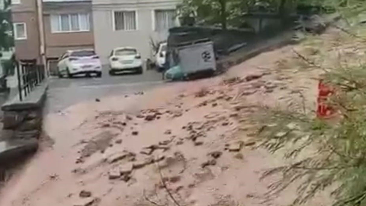 İzmir’i sağanak vurdu: Cadde ve sokaklar göle döndü