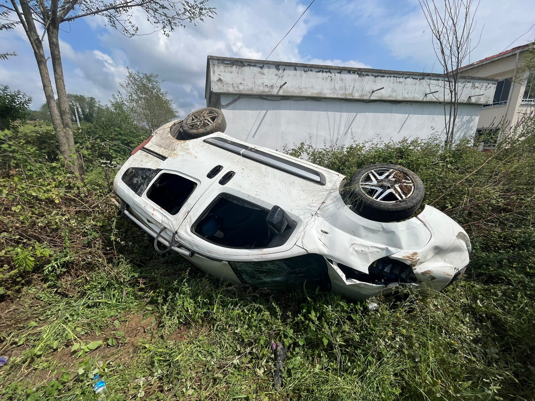 Samsun’da araba takla atarak yoldan çıktı