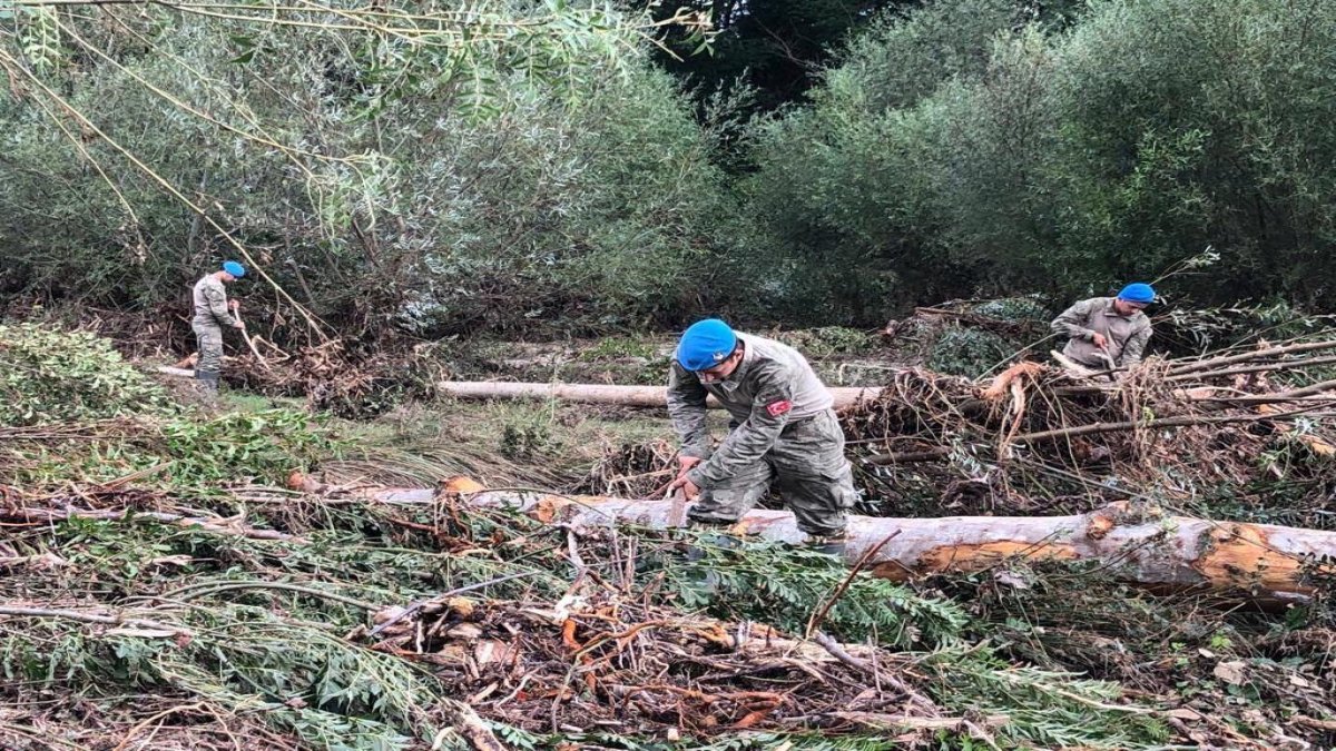 Asker sel felaketinin yaralarını sarmak için görev başında