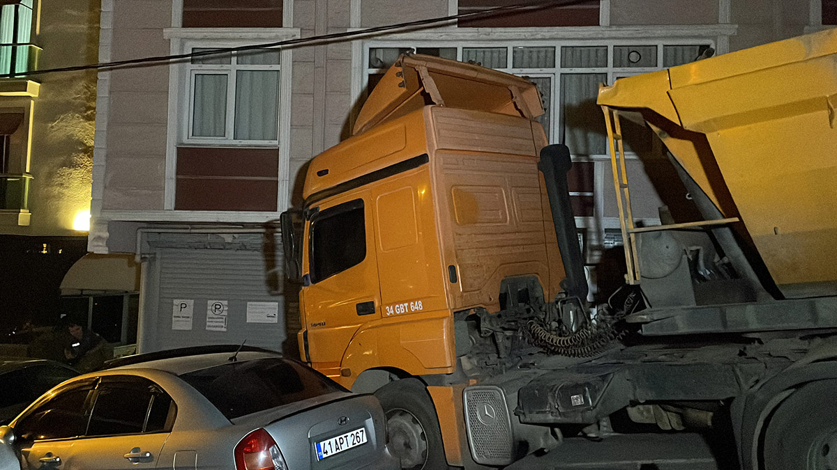 Freni boşalan kamyonu 6 otomobili ezdi