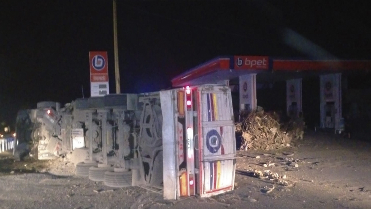 Virajı alamayan tır devrildi