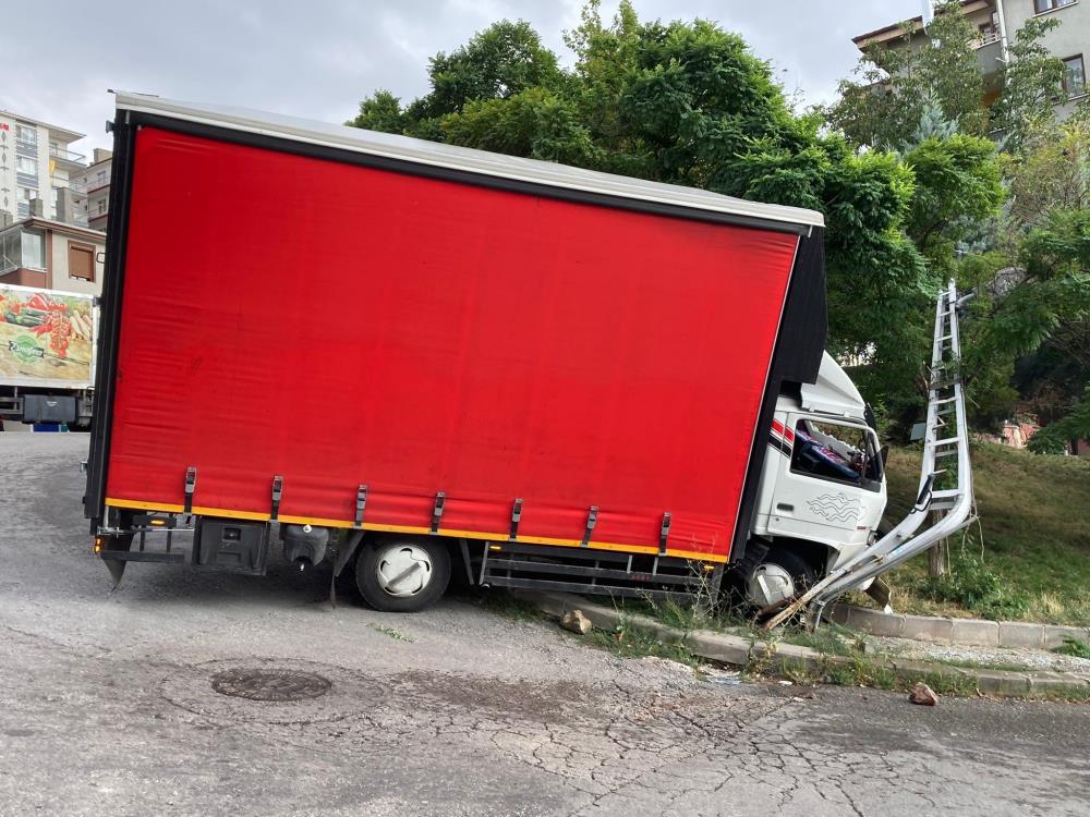 Ankara'da kamyon direğe çarptı