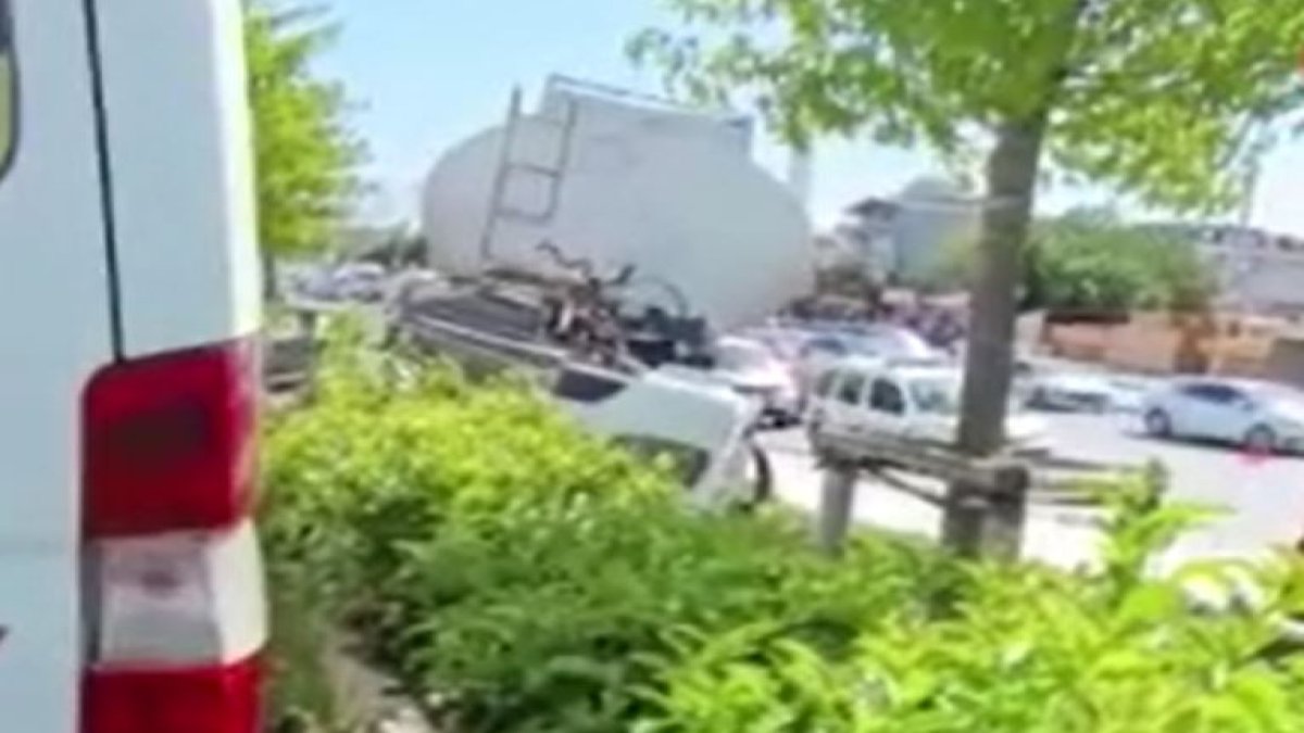 Arnavutköy’de kazaya karışan tankerin kupası devrildi