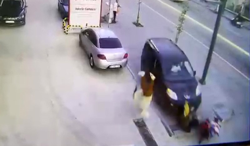 Van'da feci kaza: Kadınlar bebek arabasıyla böyle savruldu