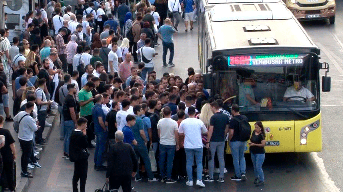 İstanbul'da okulların açılmasıyla trafik kilitlendi