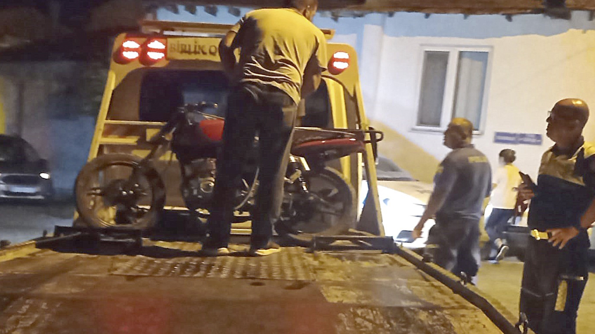 Hırsızlar zoru görünce motosikleti bırakıp kaçtı