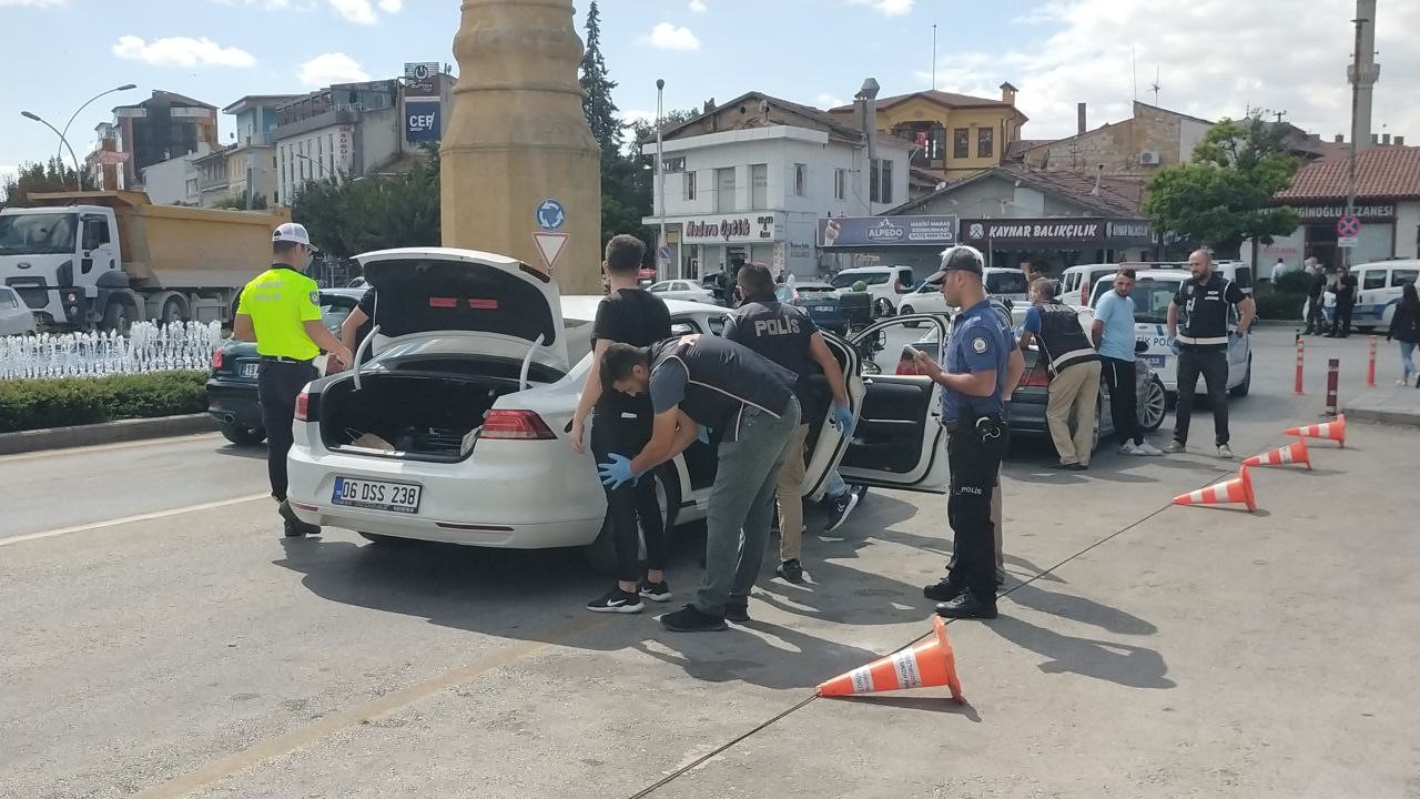 13 adet silah ele geçirildi, aranan 14 şahıs yakalandı