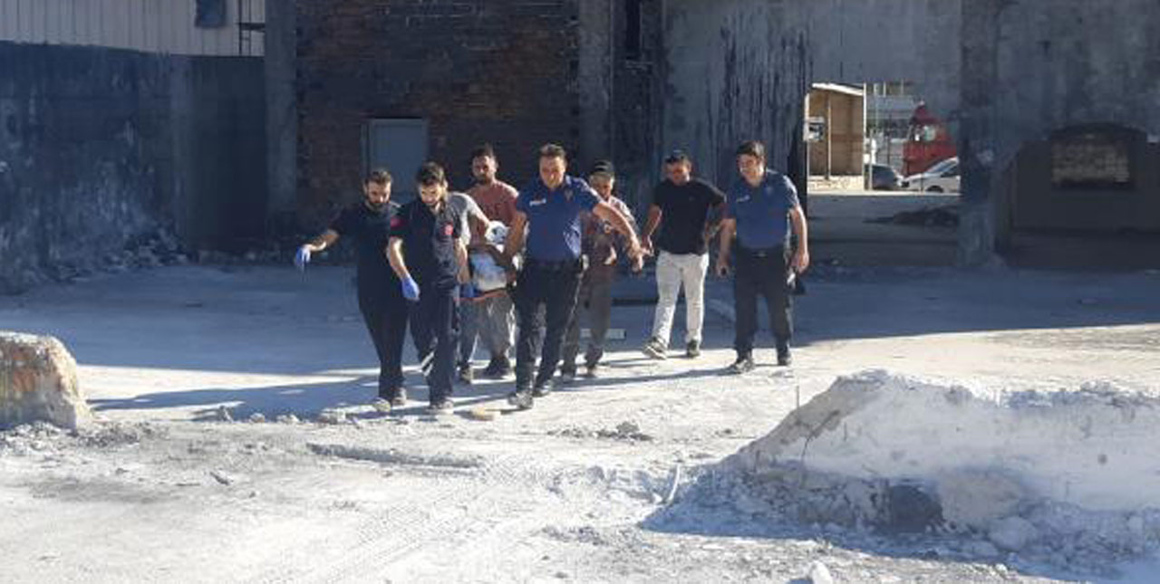 Demir kapıyı deviren rüzgar! İki işçi altında kaldı