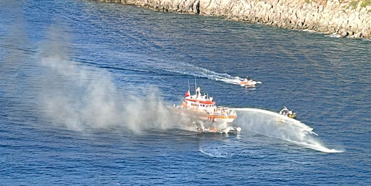 Fethiye'de bir koyda demirli teknede yangın