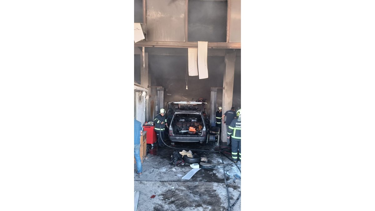 Hurda dükkanında çıkan yangında otomobil kül oldu