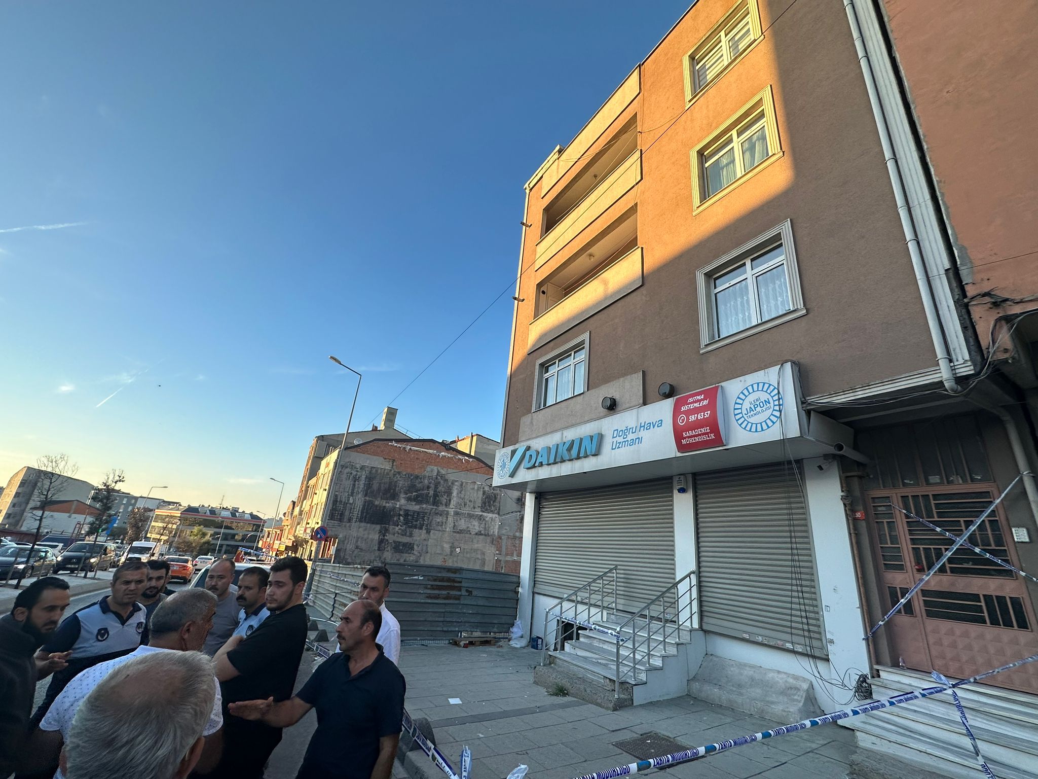 Arnavutköy'de 4 katlı binada kayma meydana geldi