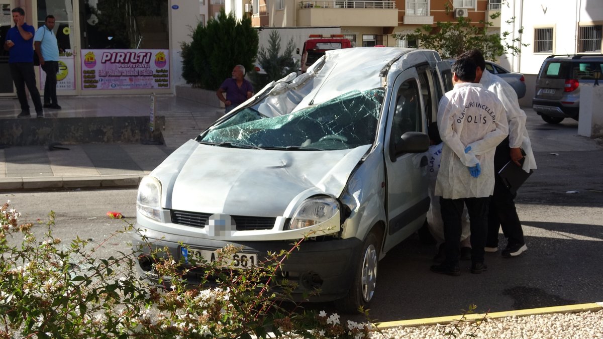 Kilis'teki kazada hafif ticari araç hurdaya döndü: 2 kişi yaralandı
