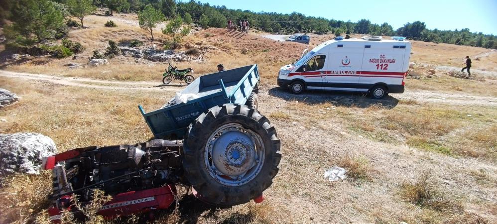 Traktörün devrilmesi sonucu 2 kişi yaralandı