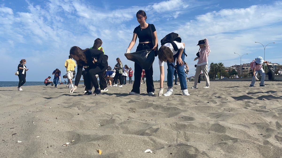 Samsun'un sahilleri gönüllüler tarafından temizledi
