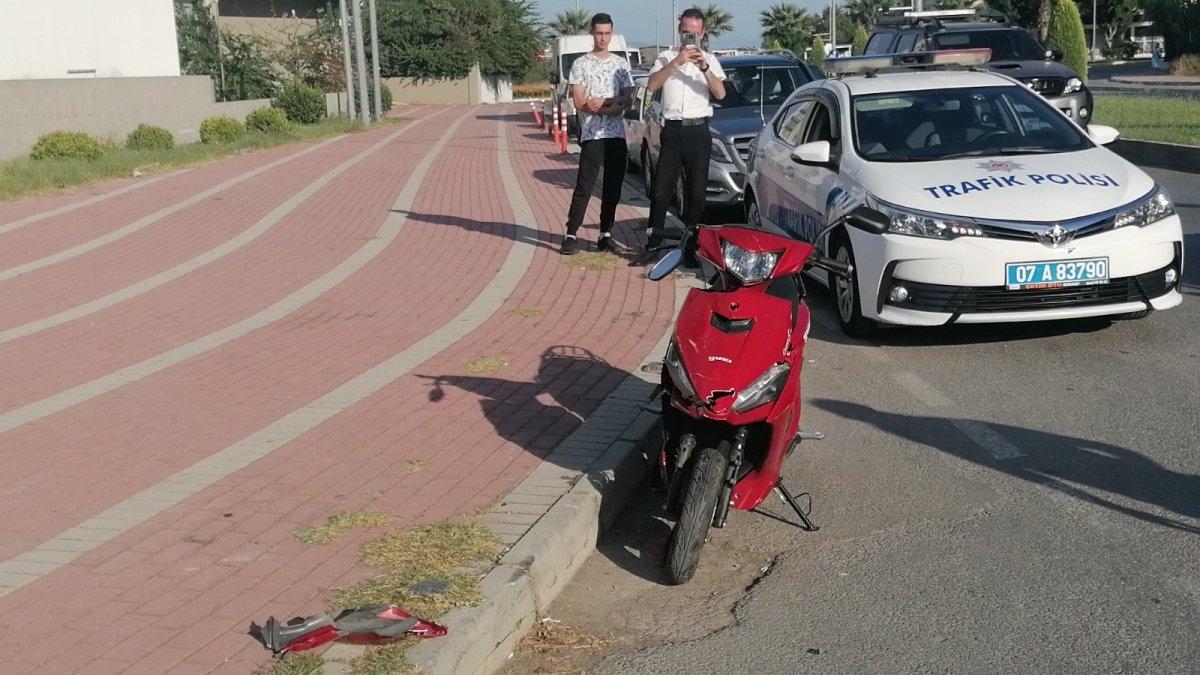 Antalya'da motosiklet otomobile arkadan çarpı: 2 kişi yaralandı