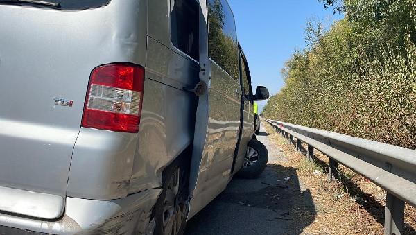 Sürücüsü rahatsızlanan minibüs bariyerlere çarptı: 3 yaralı