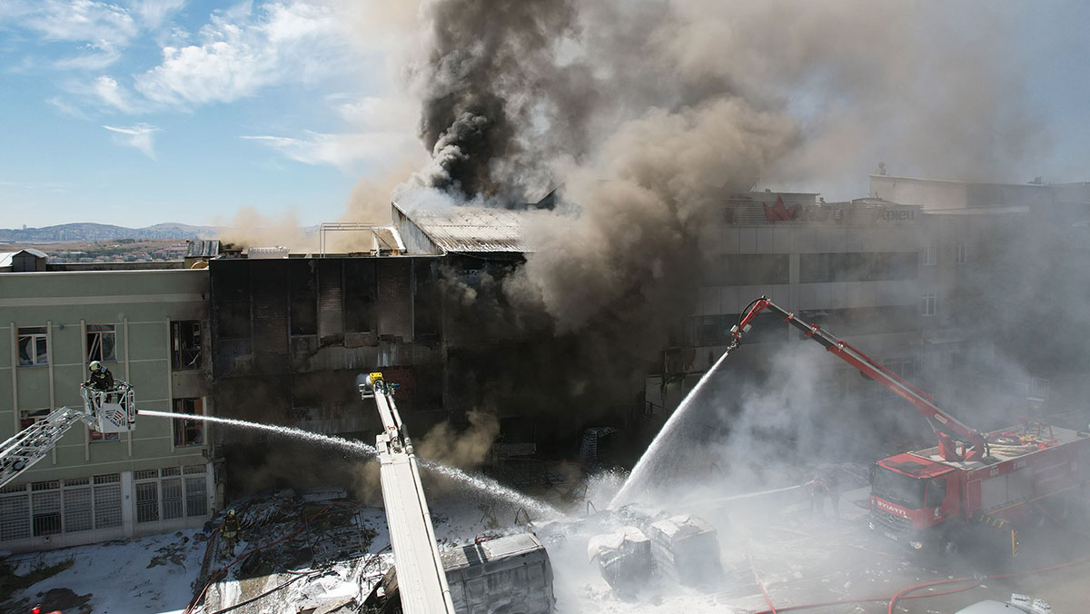 Sünger fabrikası alev alev yandı: 1 kişi hayatını kaybetti