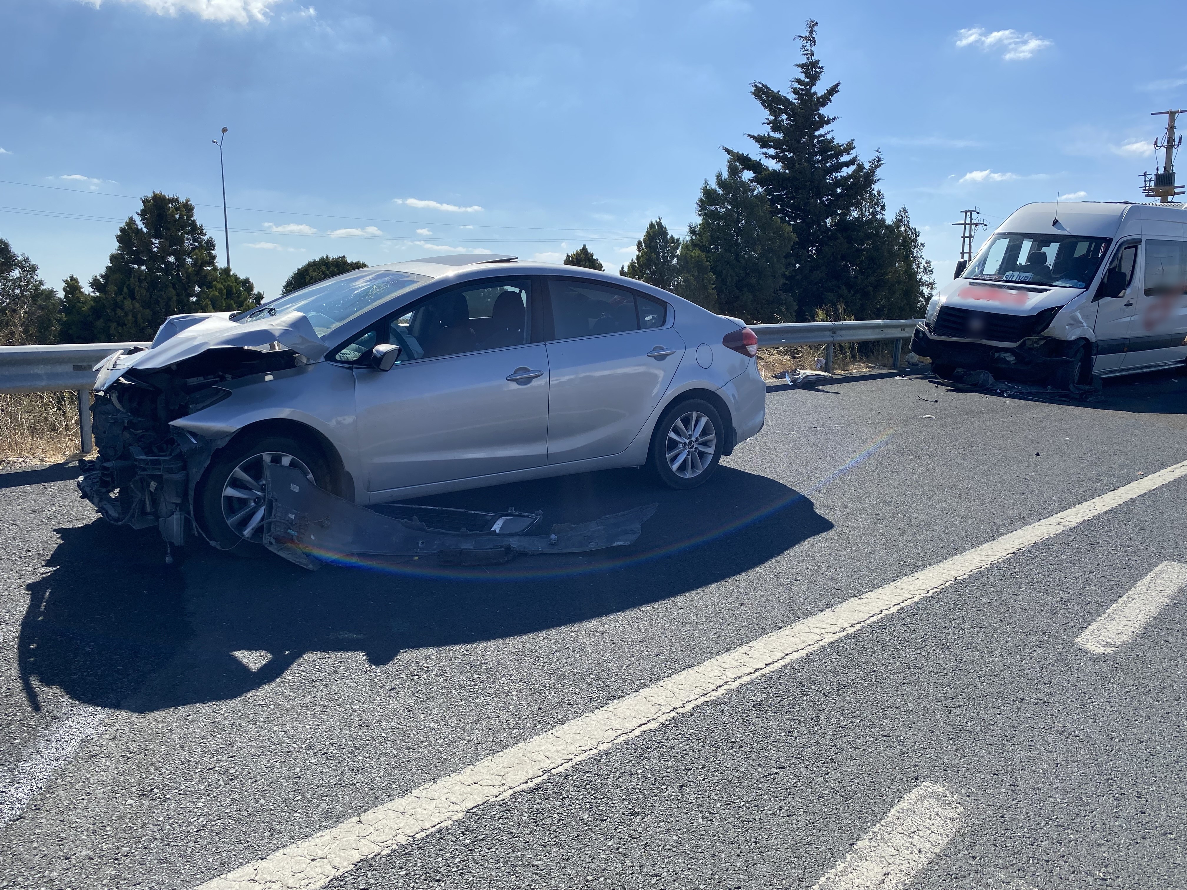 Ters yöne giren sürücü minibüsle kafa kafaya çarpıştı: 5 yaralı