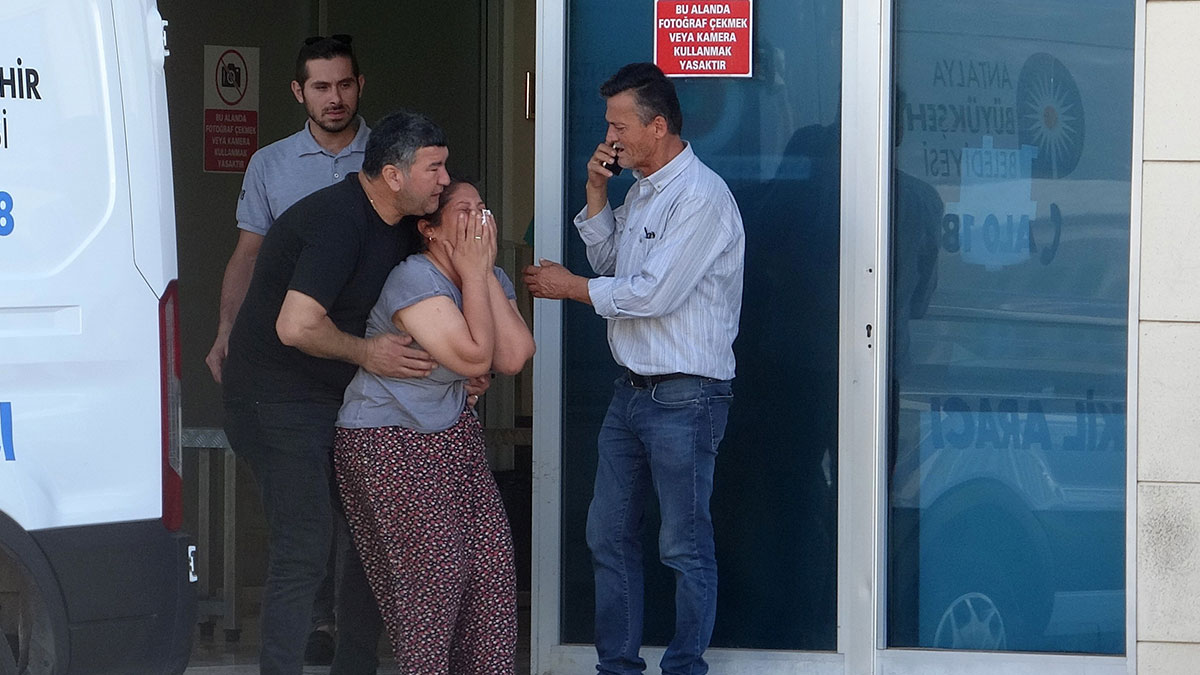 Antalya'da otomobil şarampole uçtu: 2 ölü