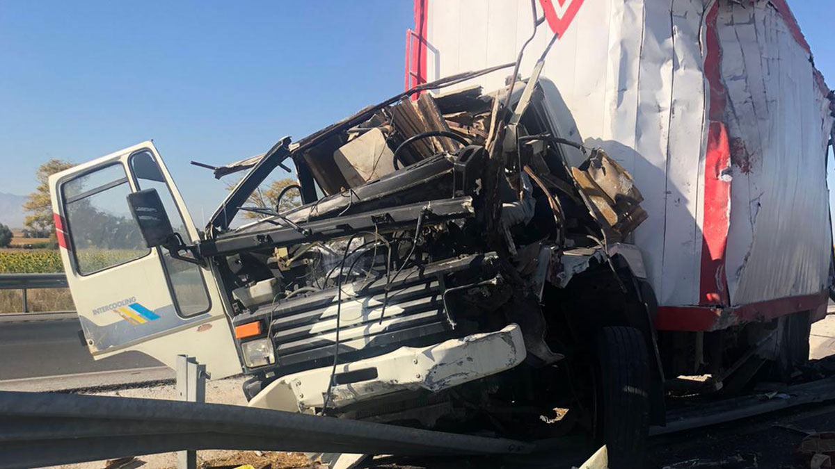 Konya'da kamyon refüje çarptı: 1 ölü, 1 yaralı