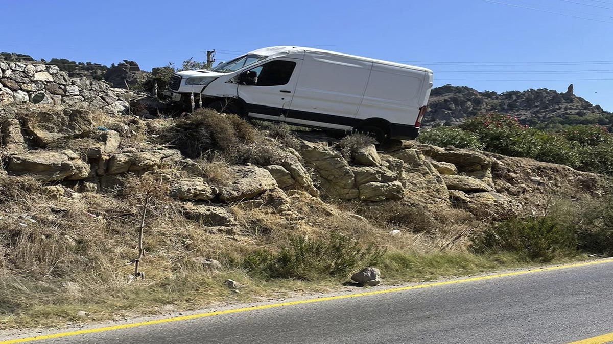 Domuza çarpan kamyonet yol kenarındaki kayalık yamaca çıktı