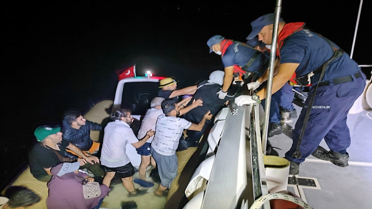 Muğla açıklarında 18 kaçak göçmen yakalandı